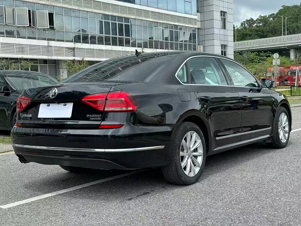 Volkswagen Passat 2017 — фото 16