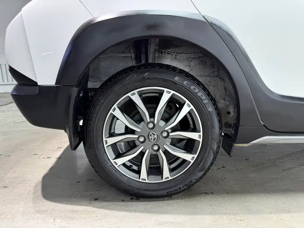 Toyota Yaris L 2023 — фото 27