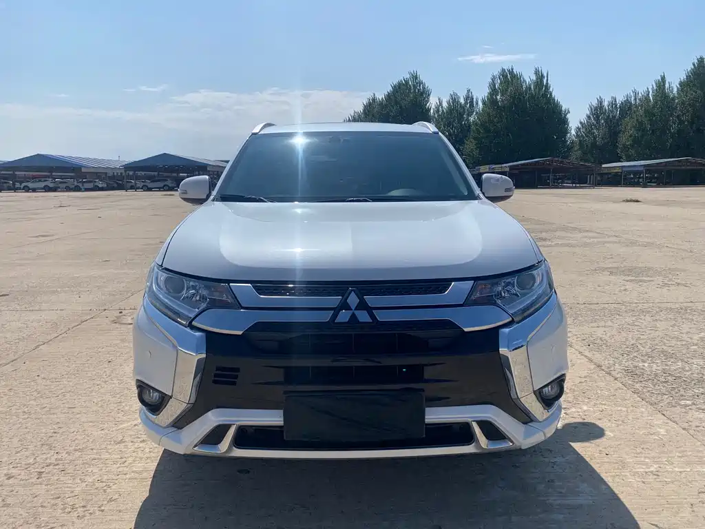 Mitsubishi Outlander 2022 — фото 2