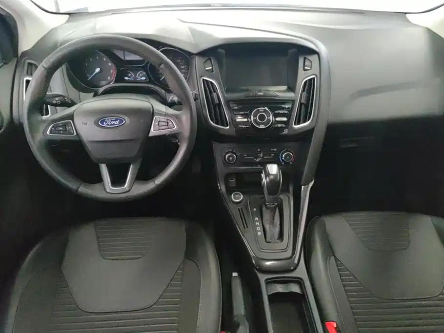 Ford Focus 2018 — фото 12
