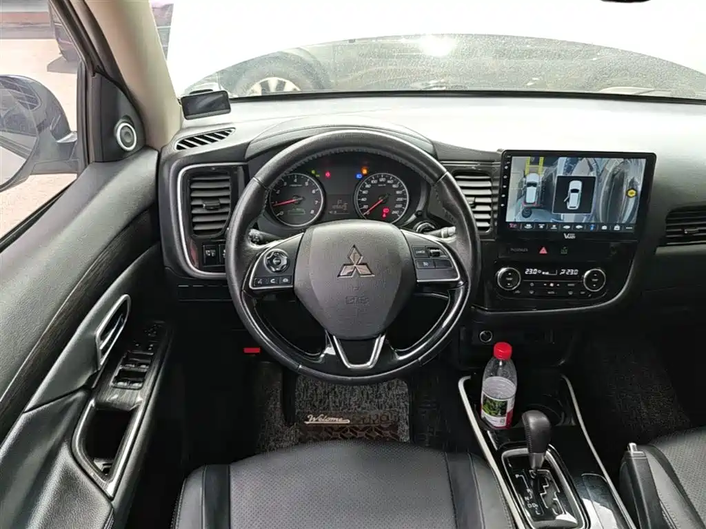 Mitsubishi Outlander 2018 — фото 11