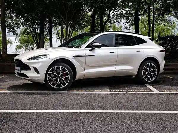 Aston Martin DBX 2020