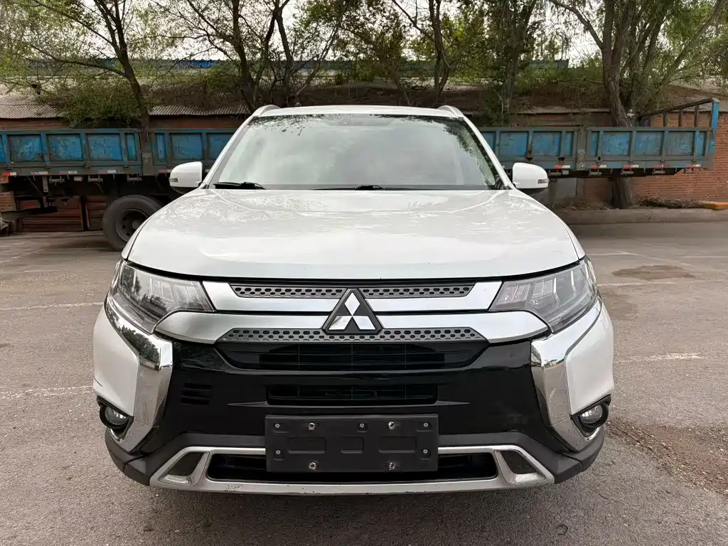 Mitsubishi Outlander 2021 — фото 2