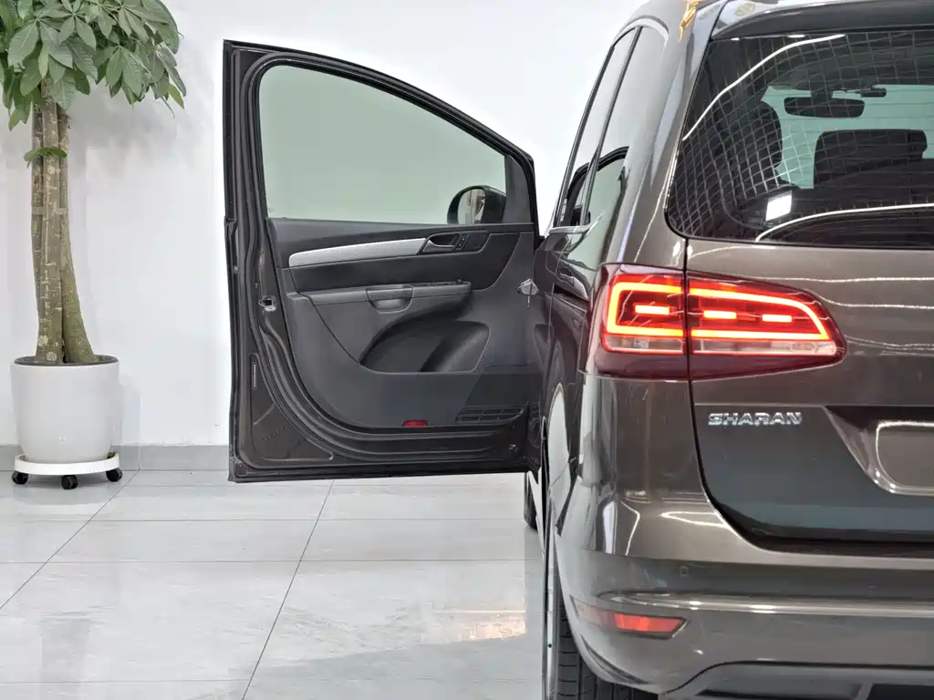 Volkswagen Sharan 2017 — фото 11