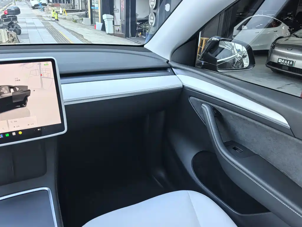 Tesla Model Y 2023 — фото 15