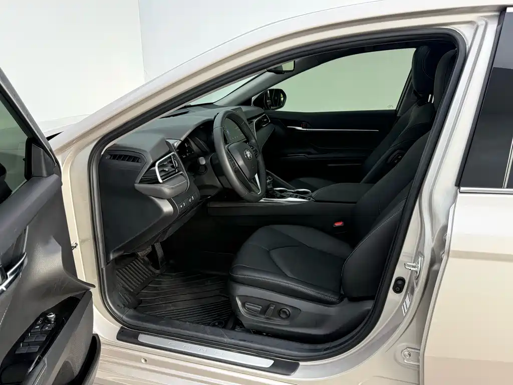 Toyota Camry 2022 — фото 13
