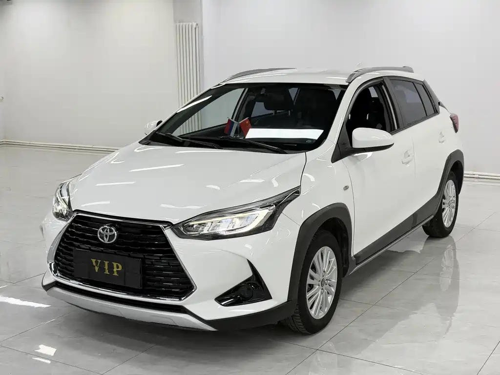 Toyota Yaris L 2022 — фото 1