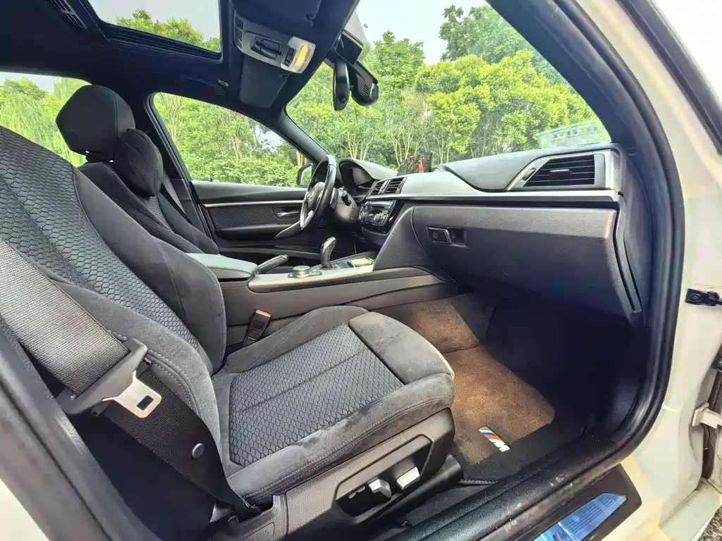 BMW 3 Series 2018 — фото 11