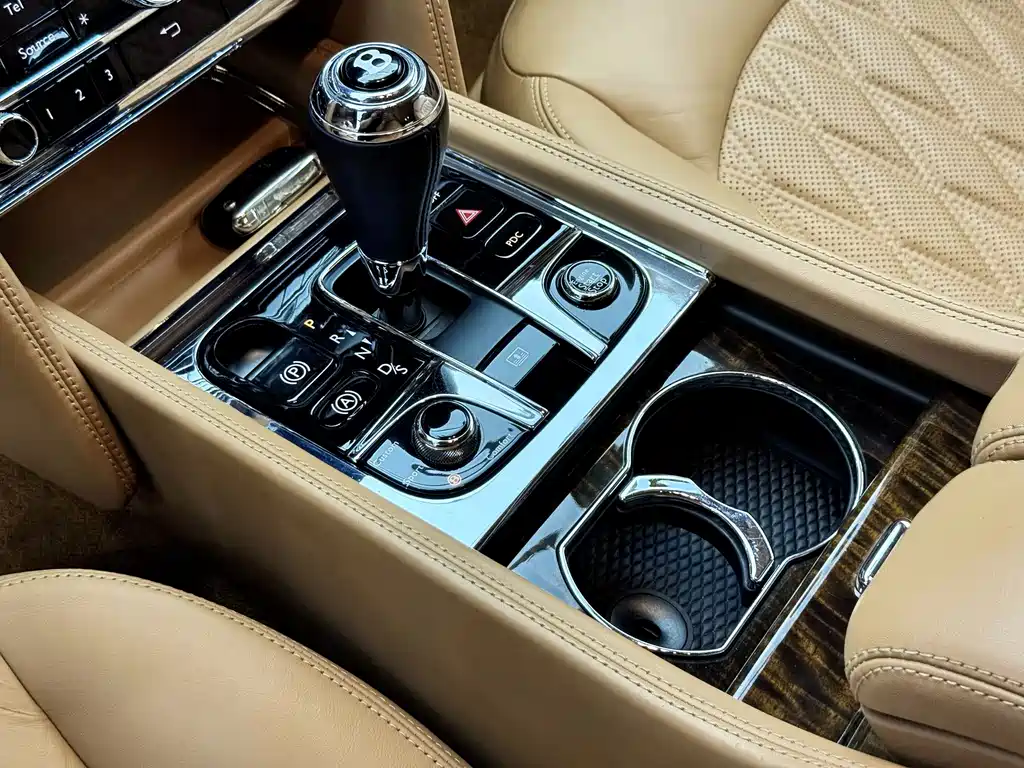 Bentley Mulsanne 2017 — фото 12