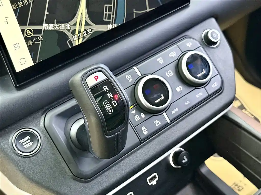 Land Rover Defender 2023 — фото 18