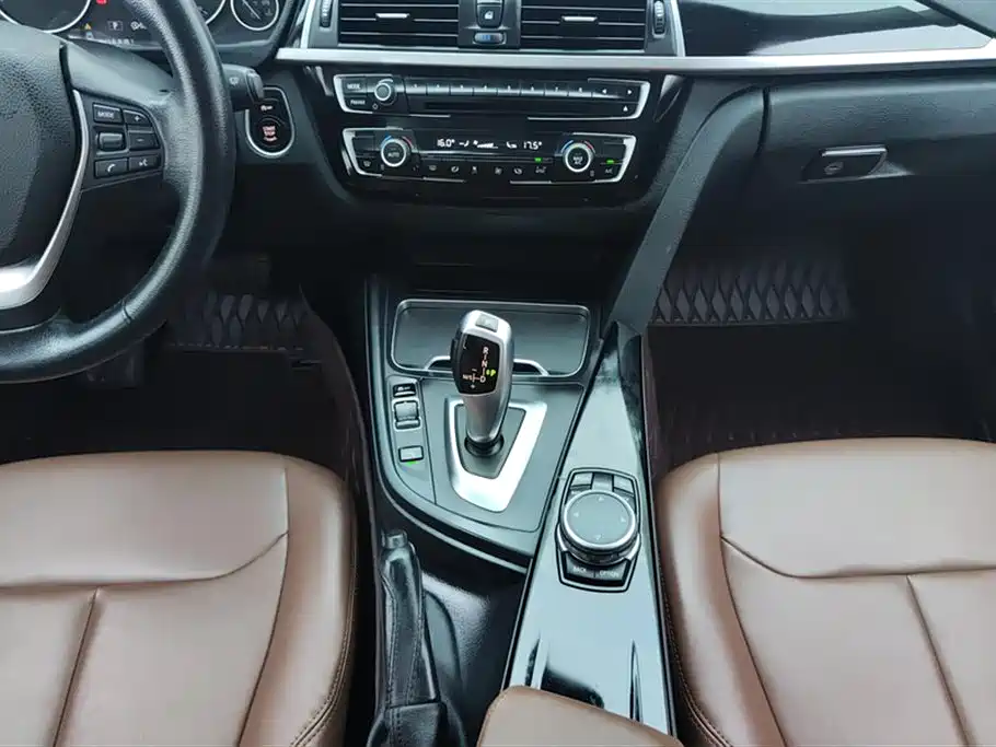 BMW 3 Series 2017 — фото 16