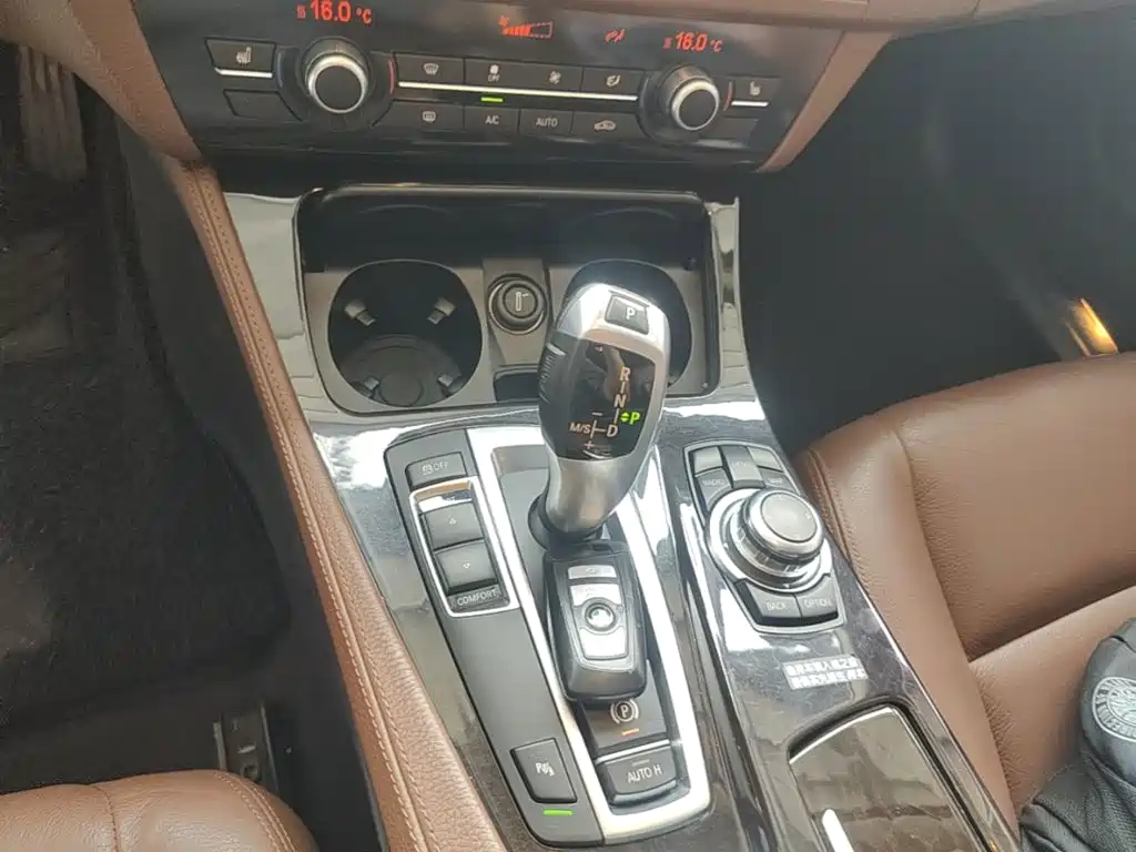 BMW 5 Series 2015 — фото 14