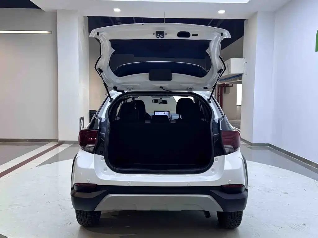 Toyota Yaris L 2023 — фото 19