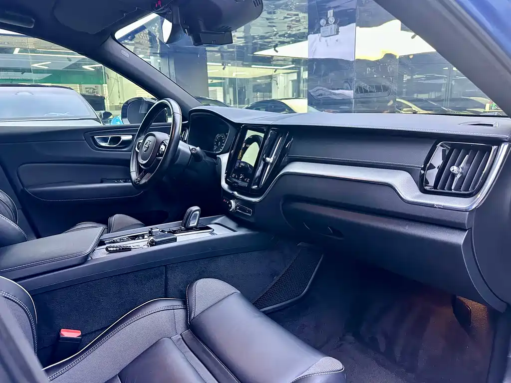Volvo XC60 PHEV 2020 — фото 14
