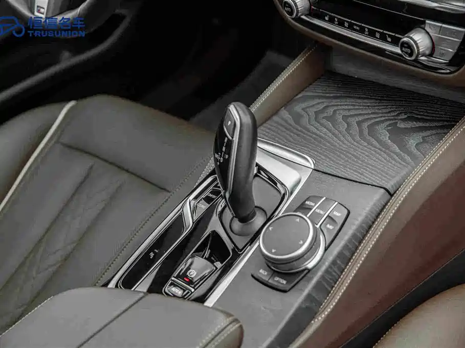 BMW 5 Series 2021 — фото 19
