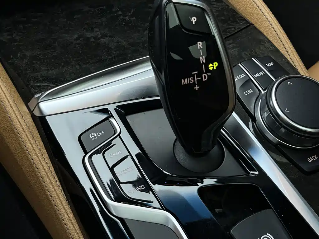 BMW 5 Series 2017 — фото 17