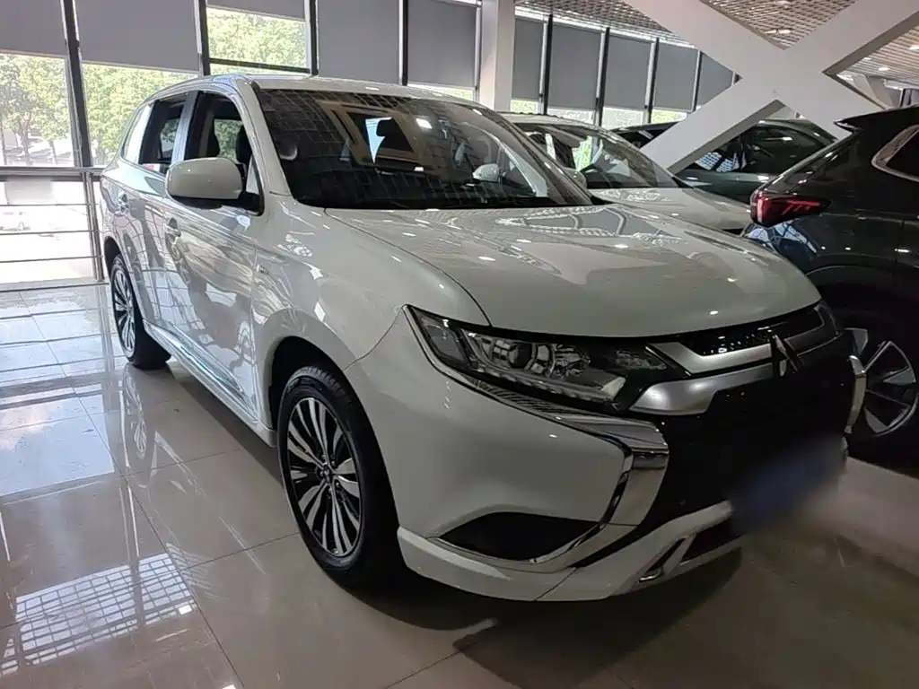 Mitsubishi Outlander 2023 — фото 4