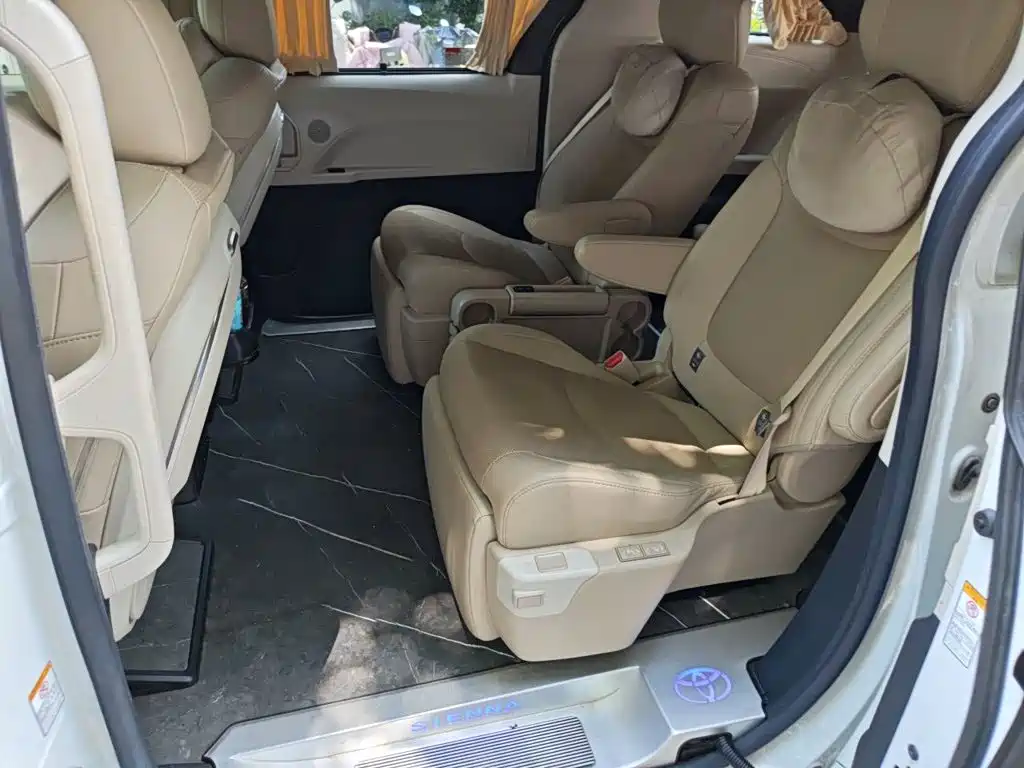 Toyota Sienna 2022 — фото 15