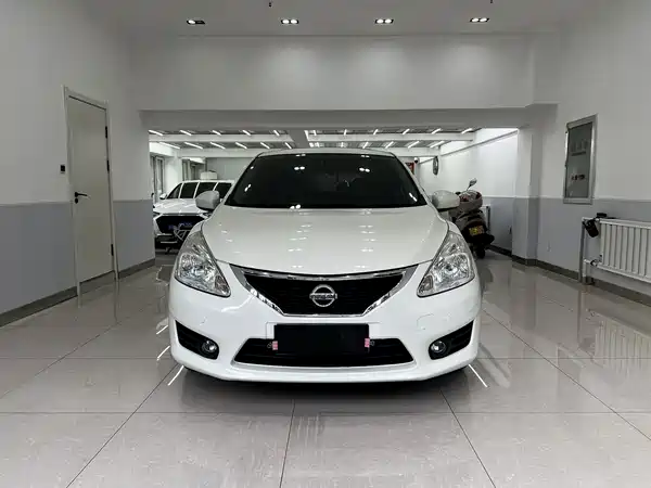 Nissan Tiida 2015