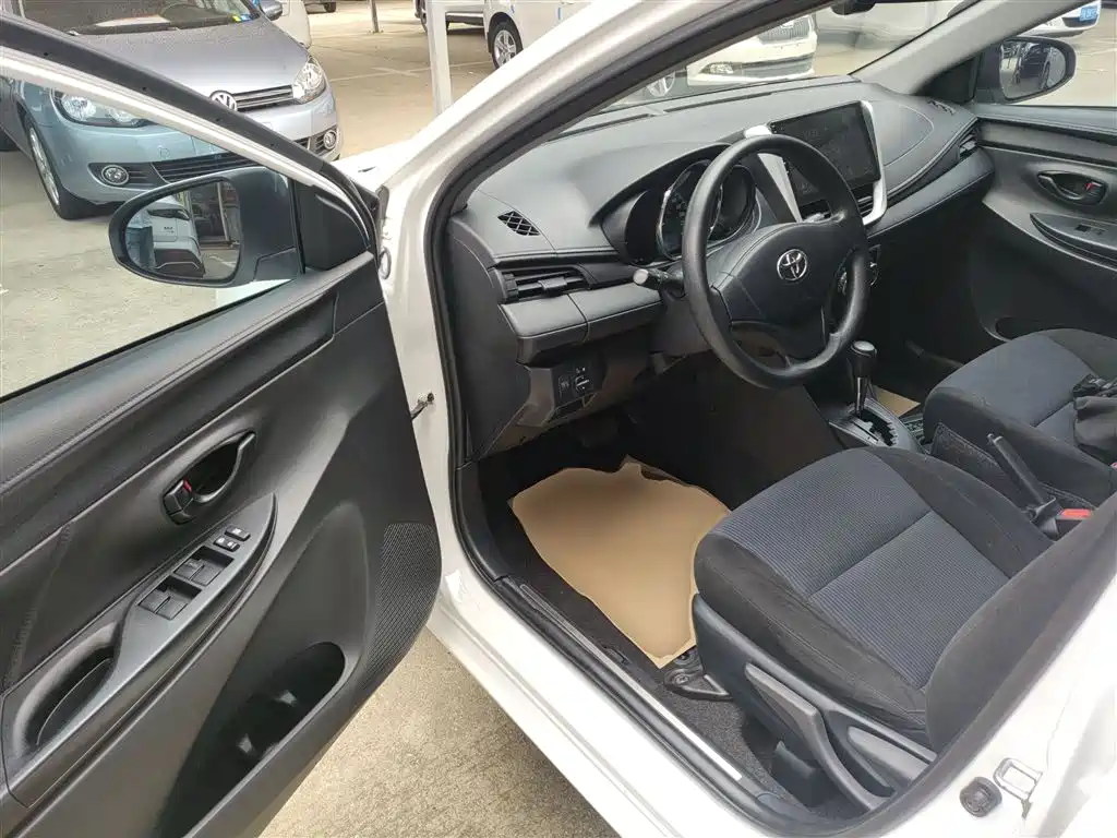 Toyota Yaris L 2019 — фото 12