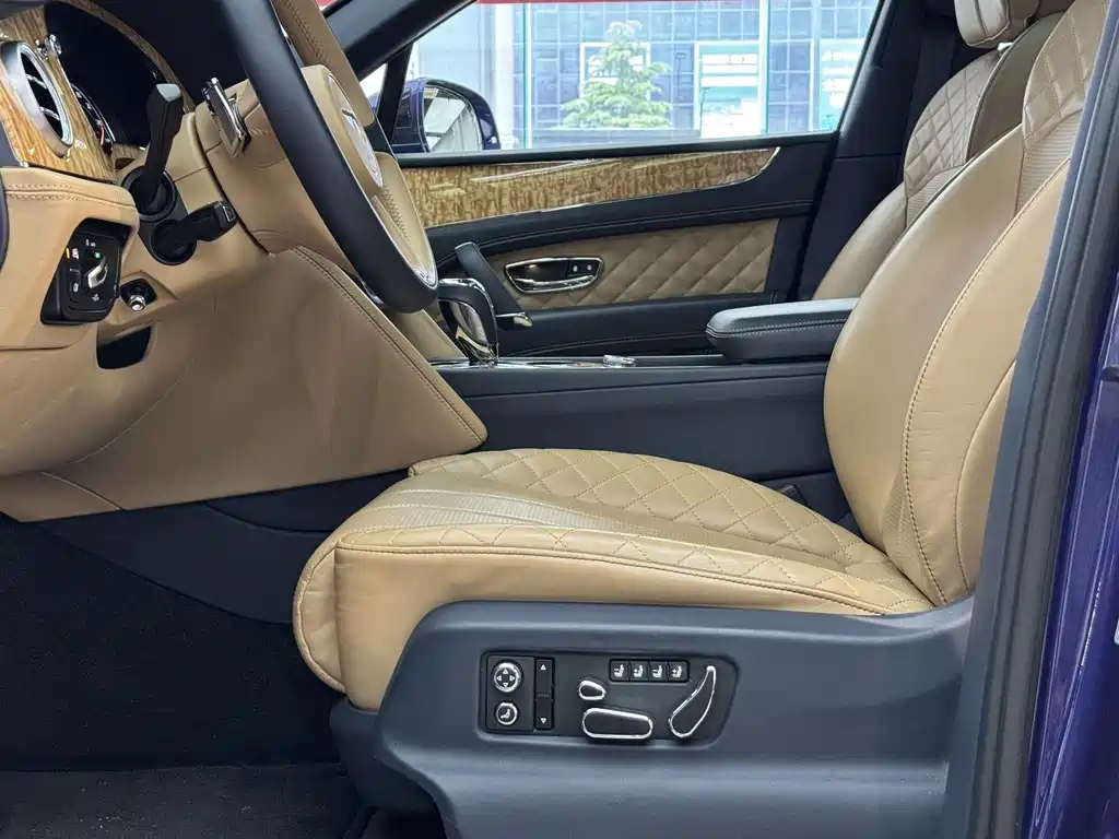Bentley Bentayga 2018 — фото 15