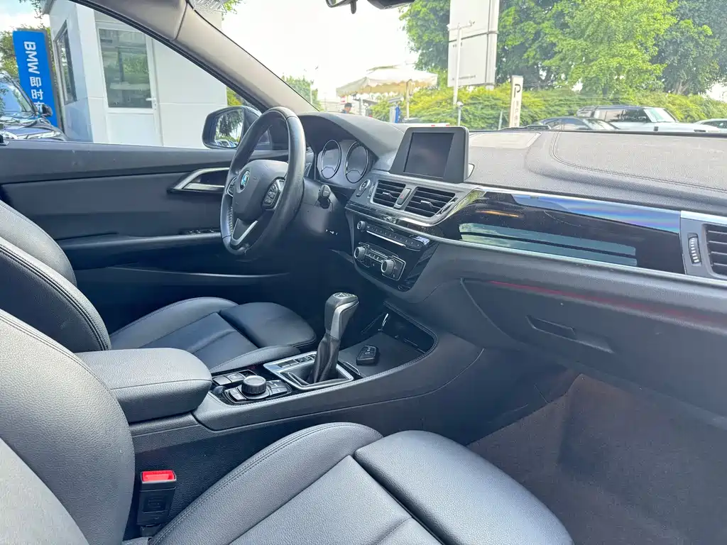 BMW 1 Series 2018 — фото 14