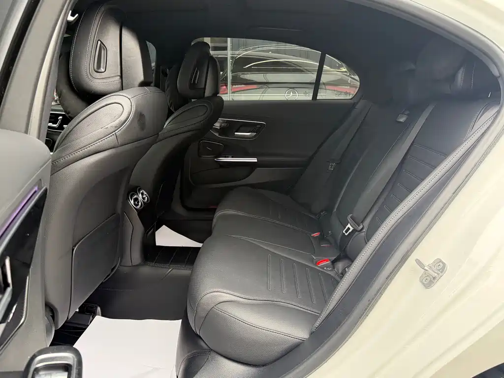 Mercedes-Benz C-Class 2025 — фото 11