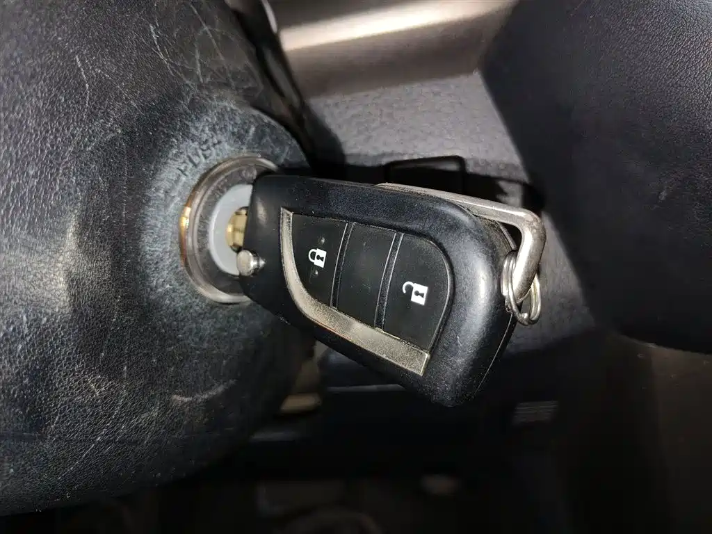 Toyota RAV4 2015 — фото 12