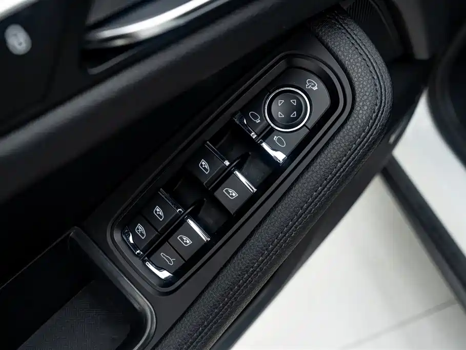 Porsche Macan 2016 — фото 23