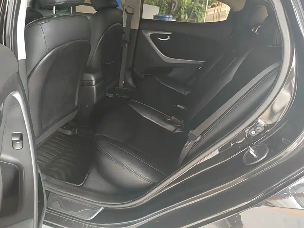 Hyundai Elantra 2015 — фото 17