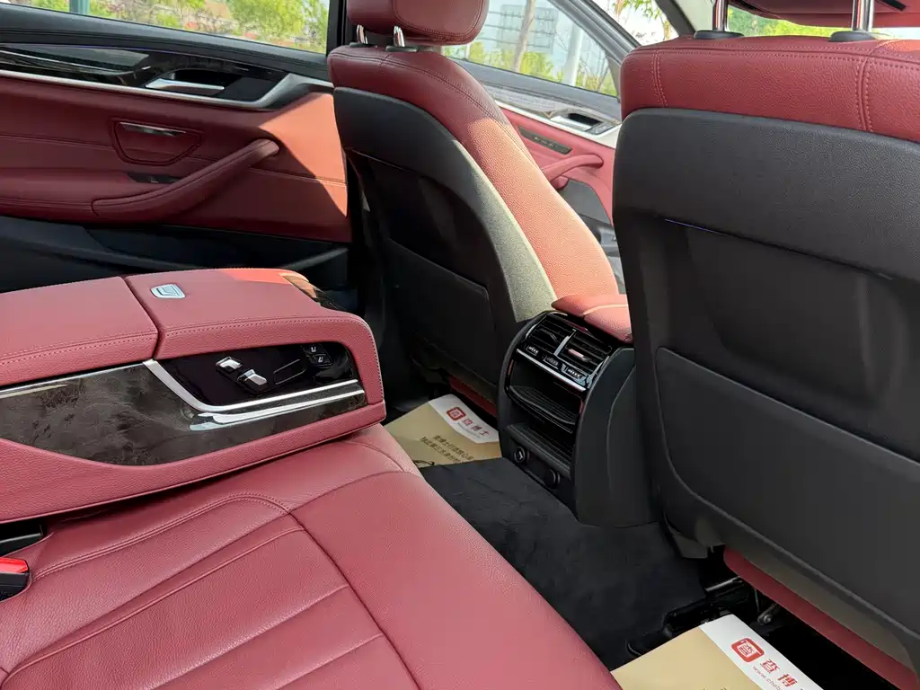 BMW 5 Series 2018 — фото 9