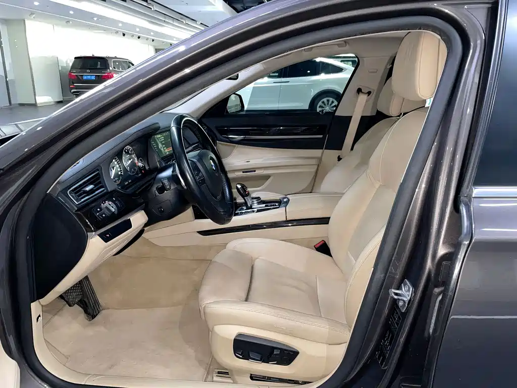 BMW 7 Series 2013 — фото 11