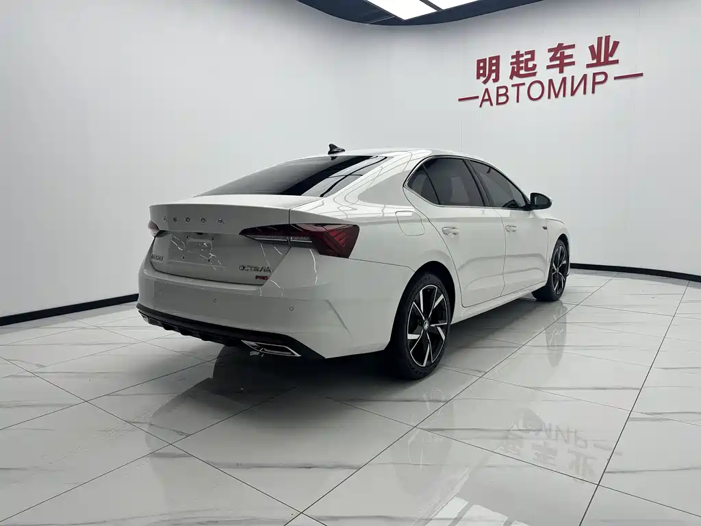 Skoda Octavia 2023 — фото 9