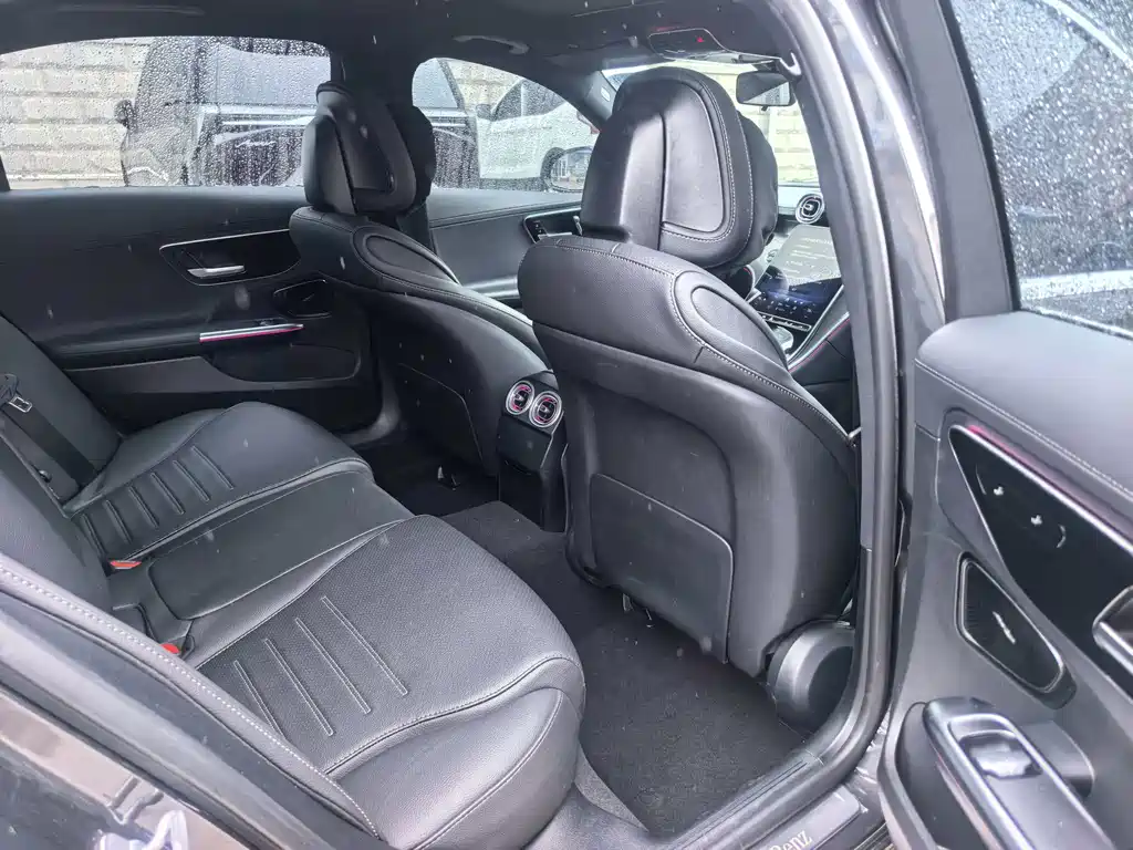 Mercedes-Benz C-Class 2025 — фото 10