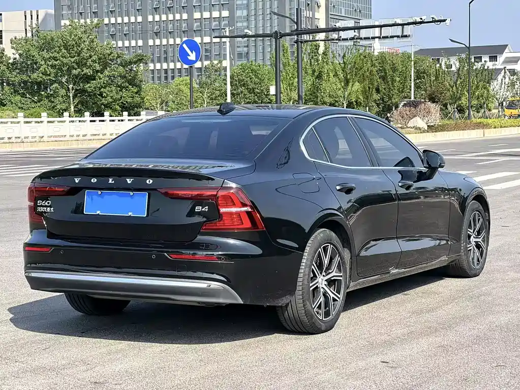 Volvo S60 2022 — фото 4