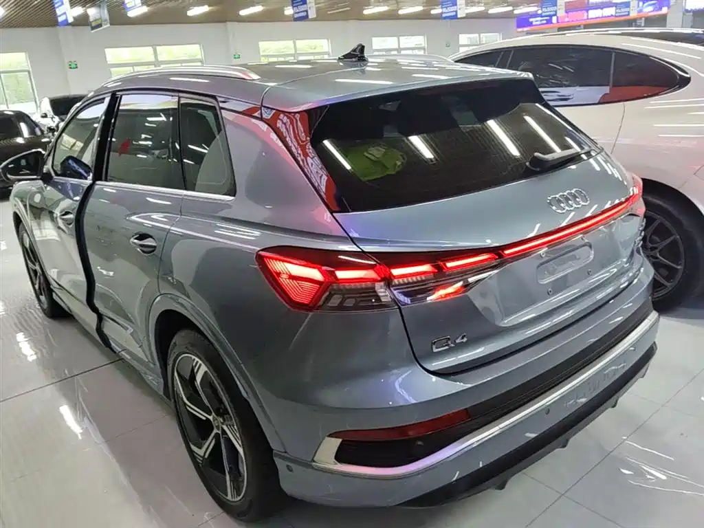 Audi Q4 e-tron 2023 — фото 5