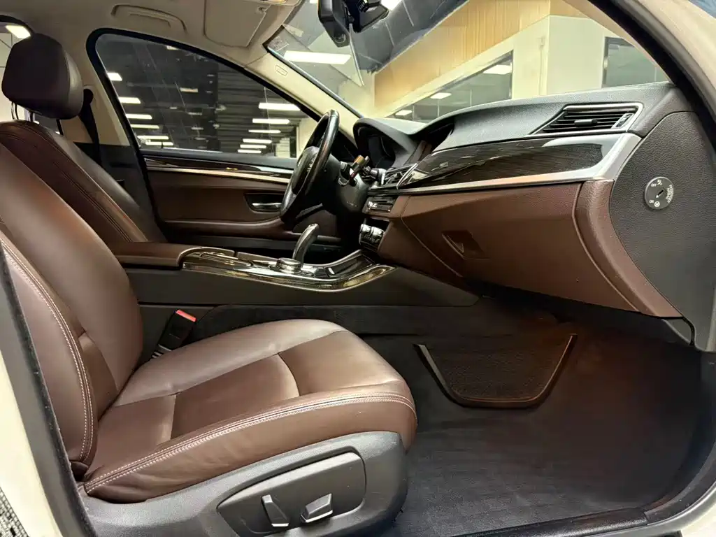 BMW 5 Series 2015 — фото 35