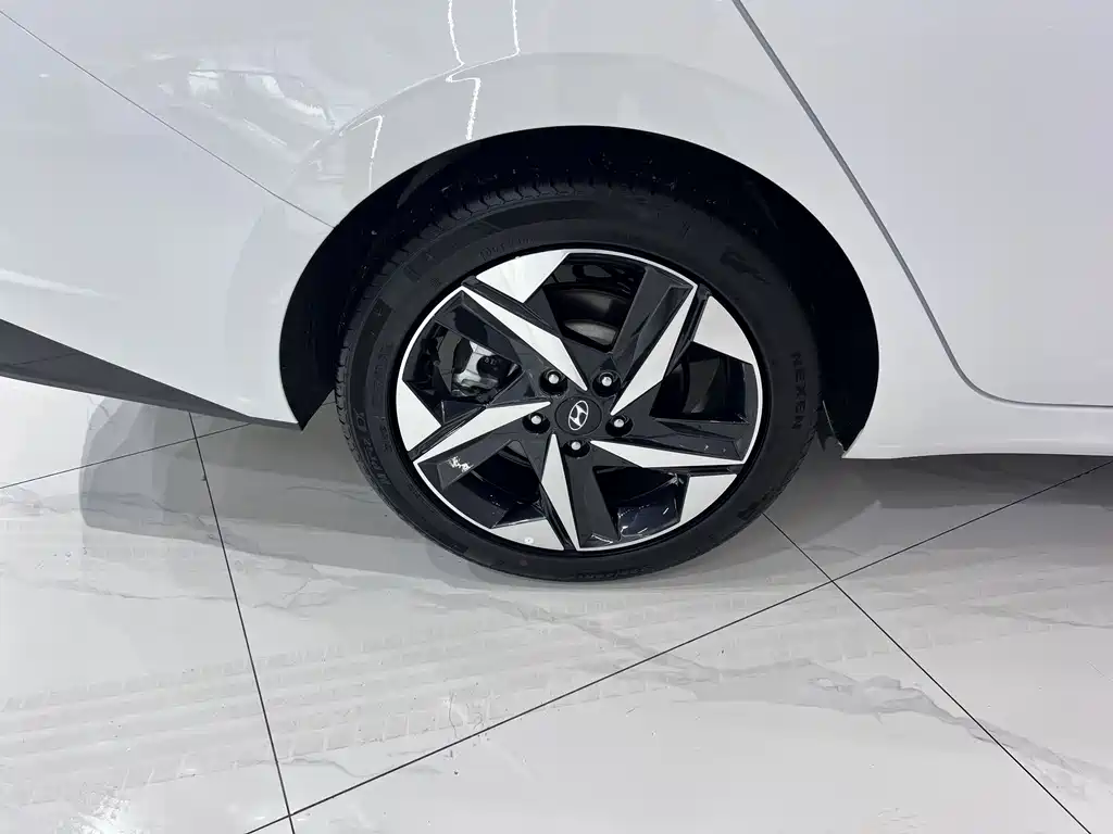 Hyundai Elantra 2023 — фото 19