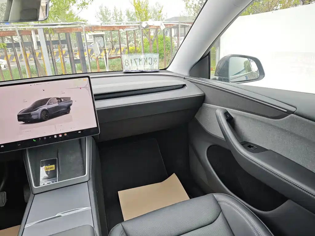 Tesla Model Y 2025 — фото 17