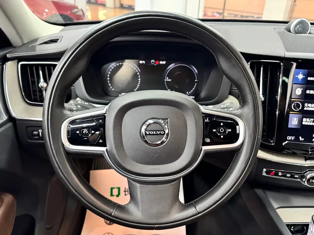 Volvo XC60 PHEV 2018 — фото 9