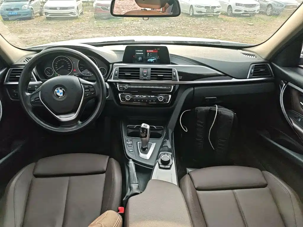 BMW 3 Series 2018 — фото 10