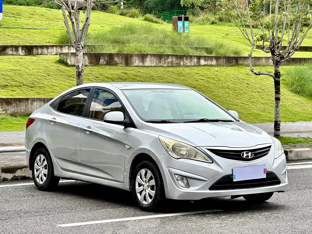 Hyundai Accent 2011 — фото 3