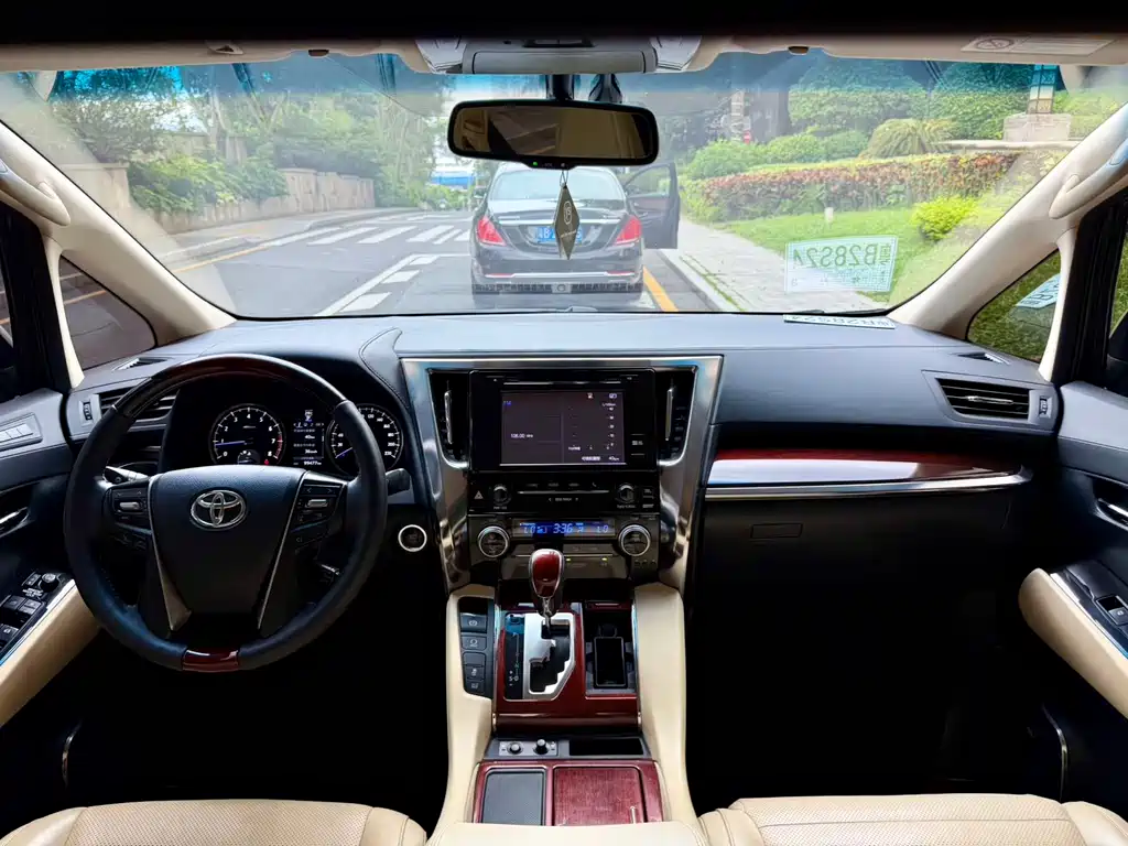 Toyota Alphard 2016 — фото 13