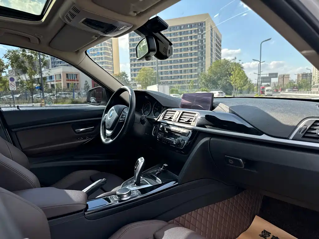 BMW 3 Series 2019 — фото 13