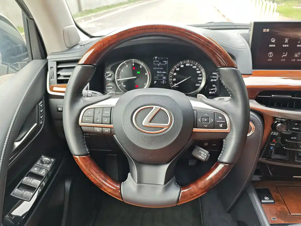 Lexus LX 2016 — фото 10