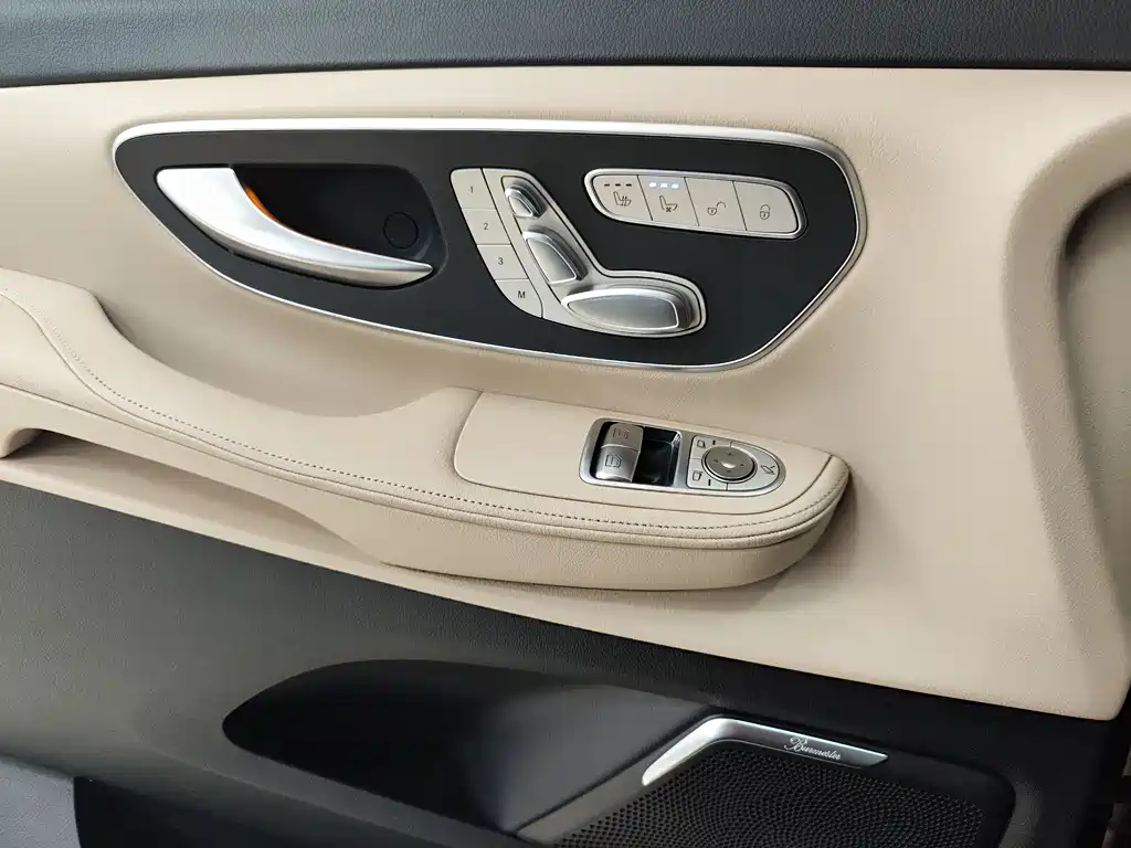 Mercedes-Benz V-Class 2021 — фото 19