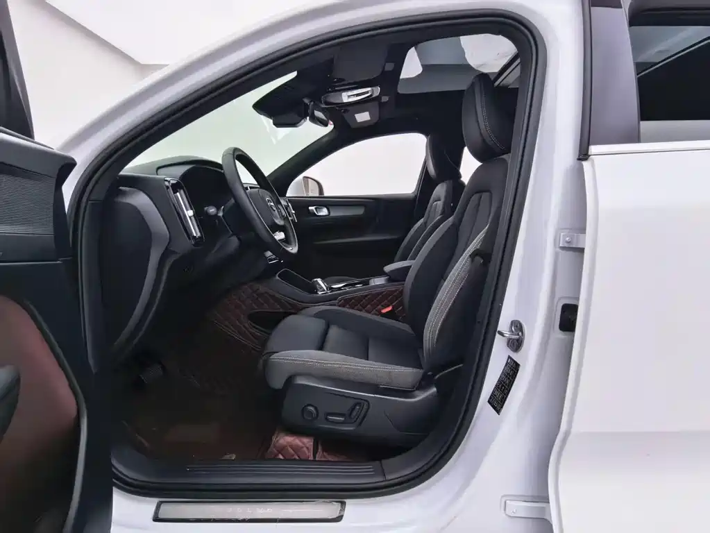Volvo XC40 2023 — фото 18