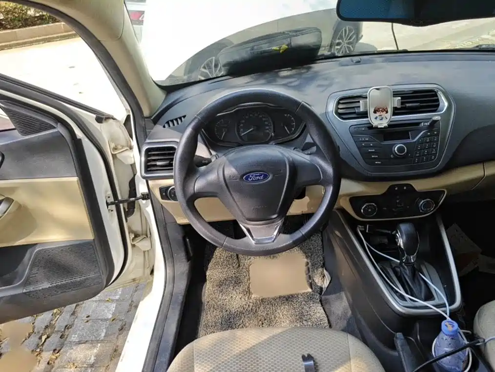 Ford Escort 2016 — фото 13