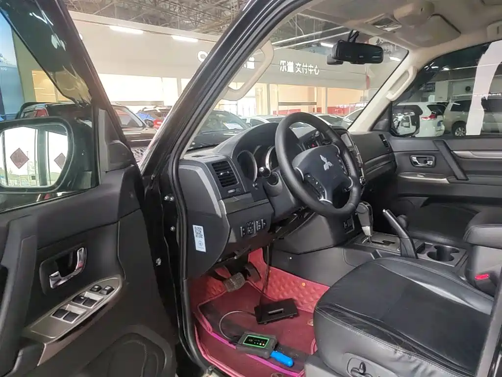 Mitsubishi Pajero 2017 — фото 16