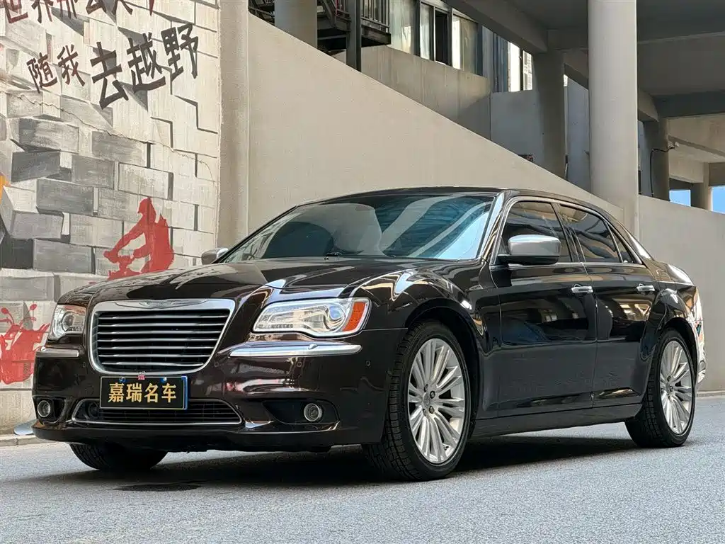 Chrysler 300C 2013 — фото 1